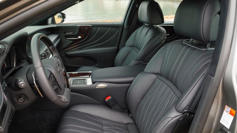Интерьер Lexus LS500 AWD F-Sport 2017 года  (NA) (фото 9 из 30)